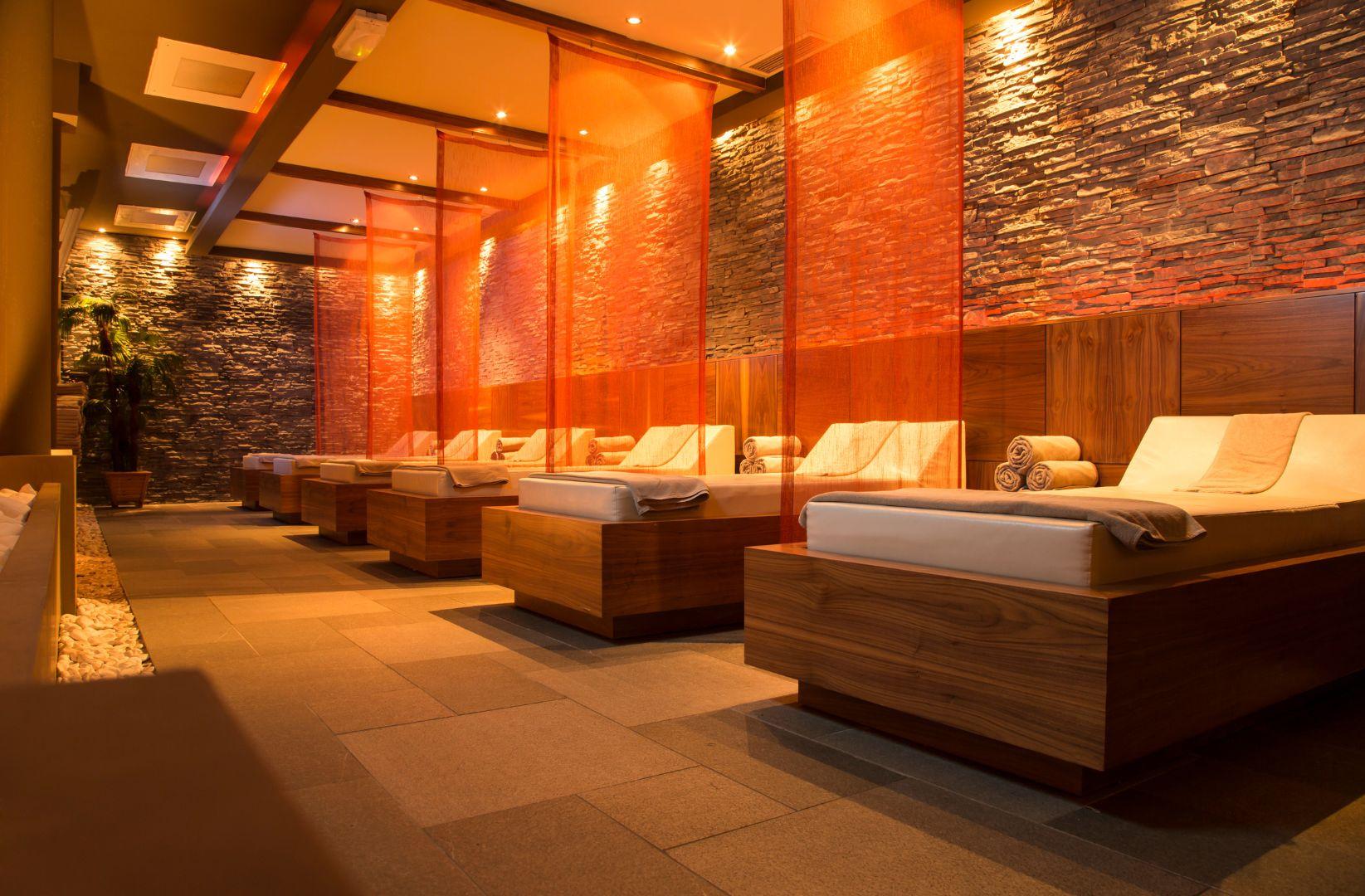Sala de relajación del spa con tumbonas y luz cálida